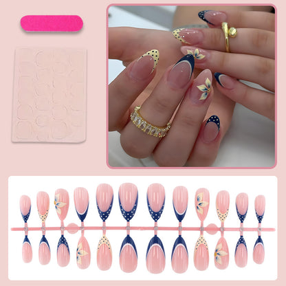 Kunstnagelset mit eleganten Blumendetails und modernen Akzenten Brehn
