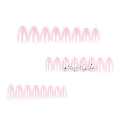 Kunstvolle Nailart mit zarten Glitzerakzenten und elegantem French-Tip Brehn