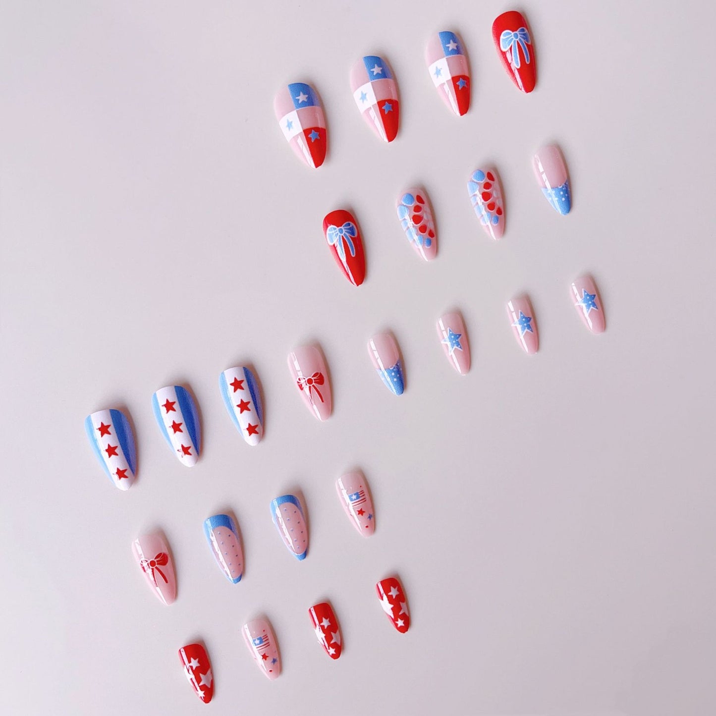 Kreatives Kunstnagelset mit verspielten Motiven und Akzenten Brehn