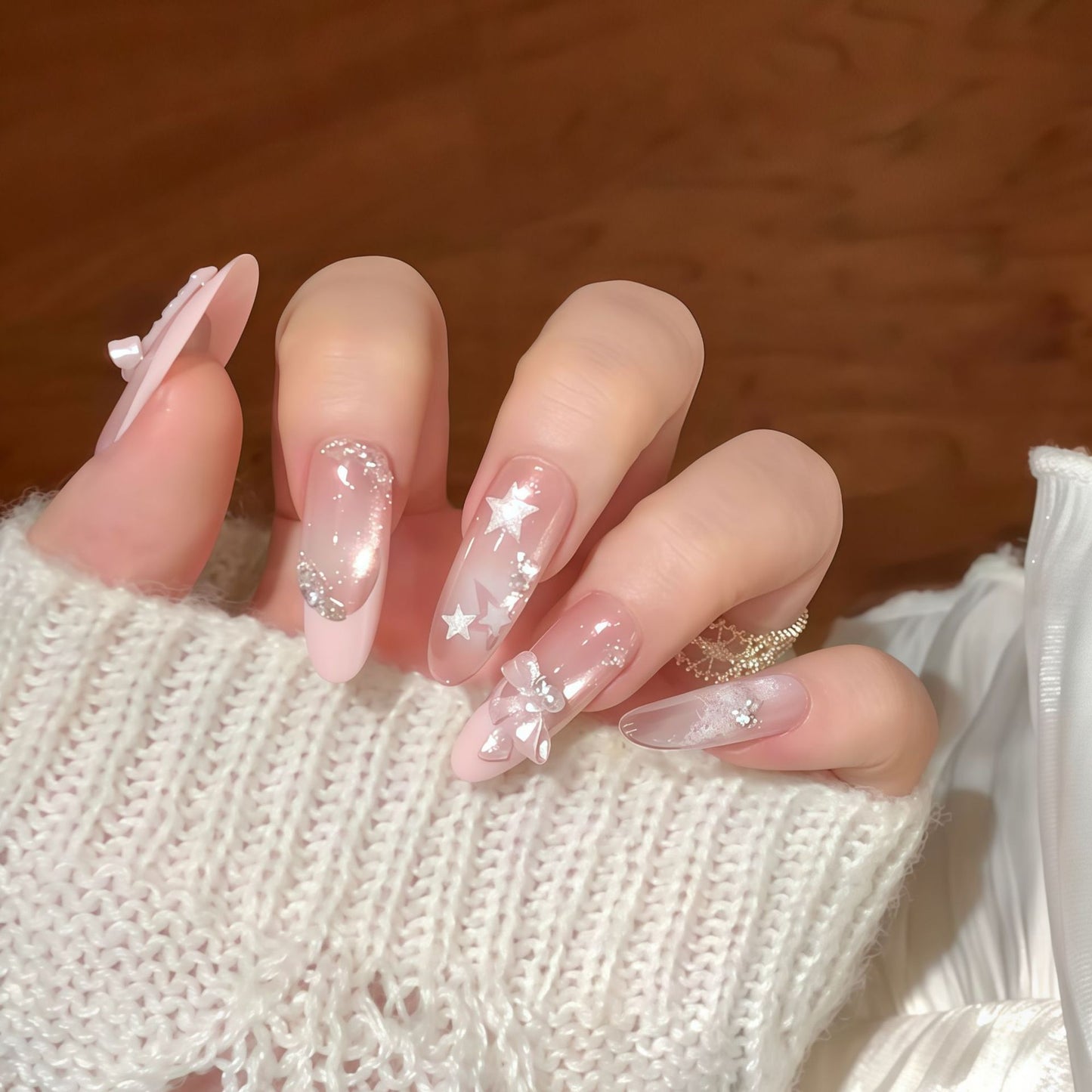 Künstliche Nagelspitzen mit Glamourösen Glitzer- und Schleifendetails Brehn