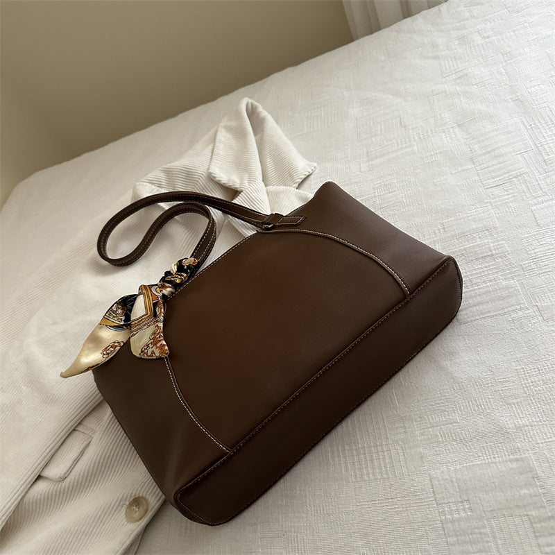 Stylische Tote-Handtasche mit dekorativem Schal