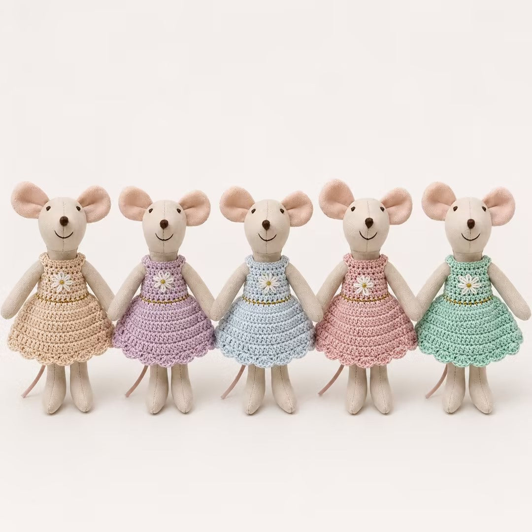 Miniatur handgenähte Leinenmaus Plüschtier mit gehäkeltem Kleid