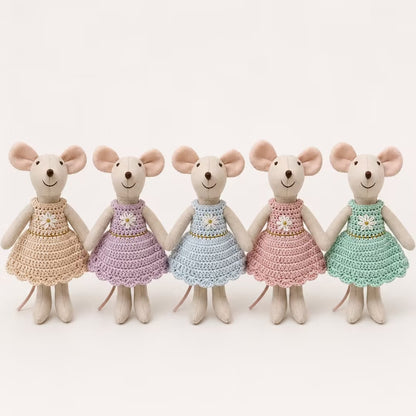 Miniatur handgenähte Leinenmaus Plüschtier mit gehäkeltem Kleid