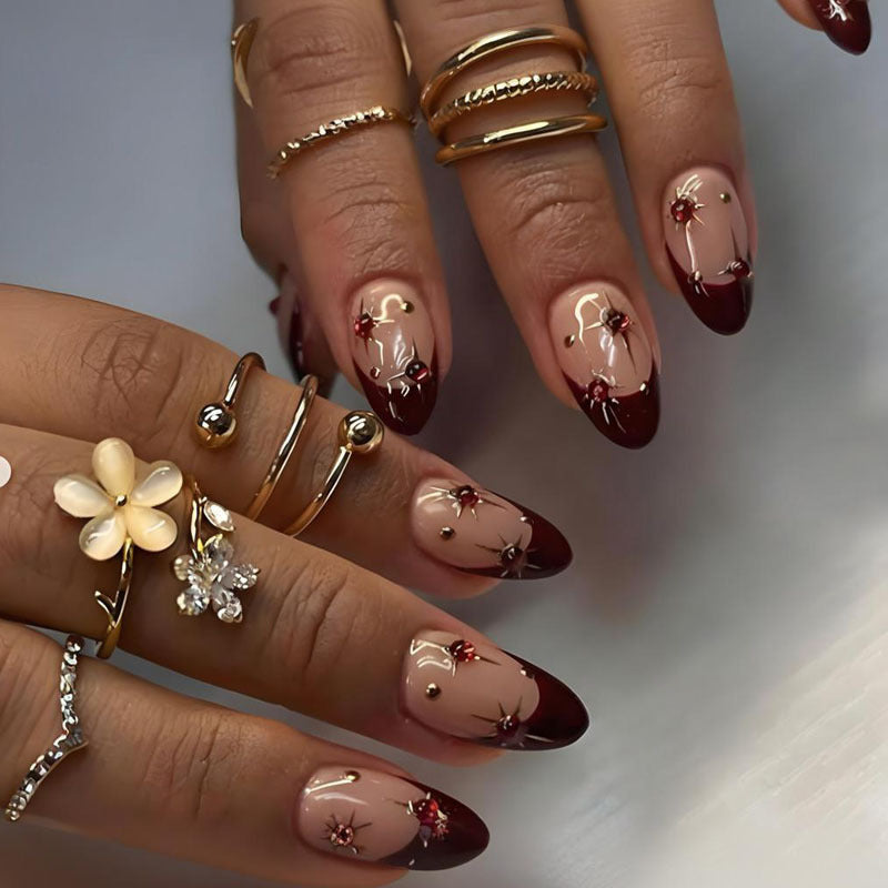 Kunstnagelset mit glamourösen Verzierungen und edlen Akzenten Brehn
