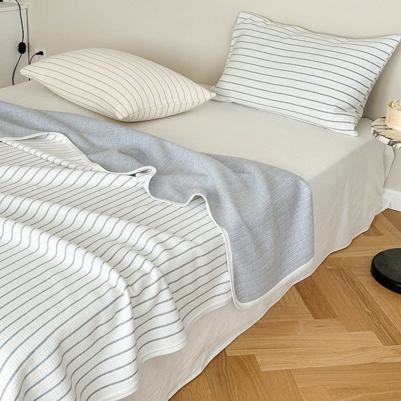 Wendbare Jacquard-Strickdecke mit feinen Streifen & passendem Kissenbezug-Set