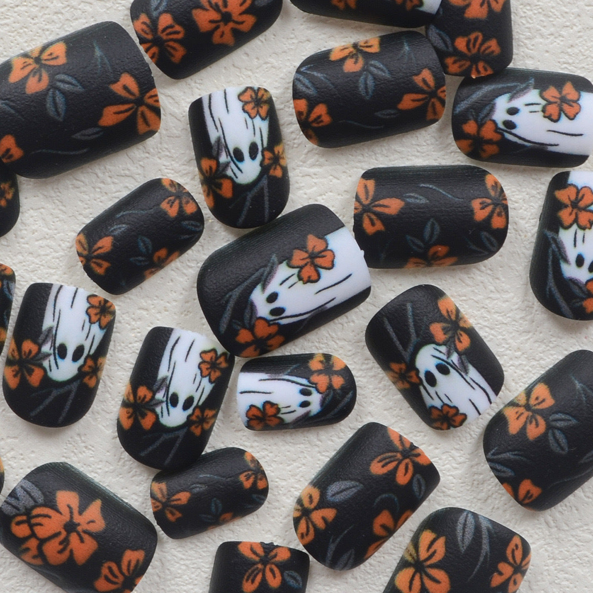 Kunstnagelset mit gruseligem Geisterdesign und floralen Akzenten Brehn