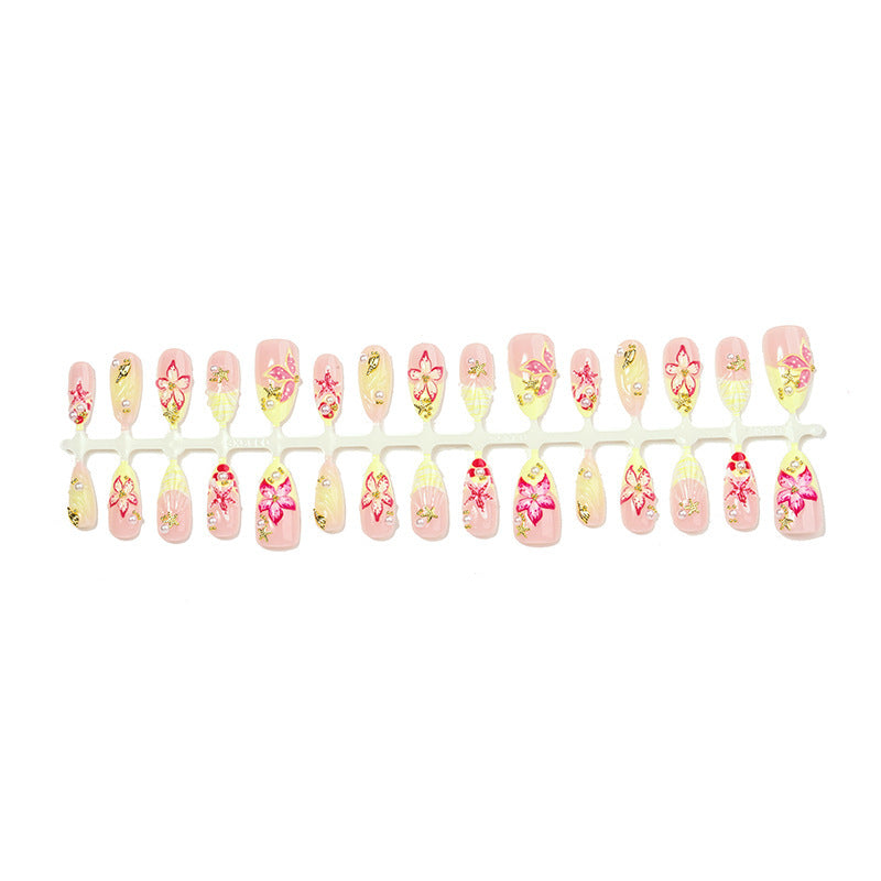 Kunstnagelset mit zarten floralen Verzierungen und Glitzerakzenten Brehn