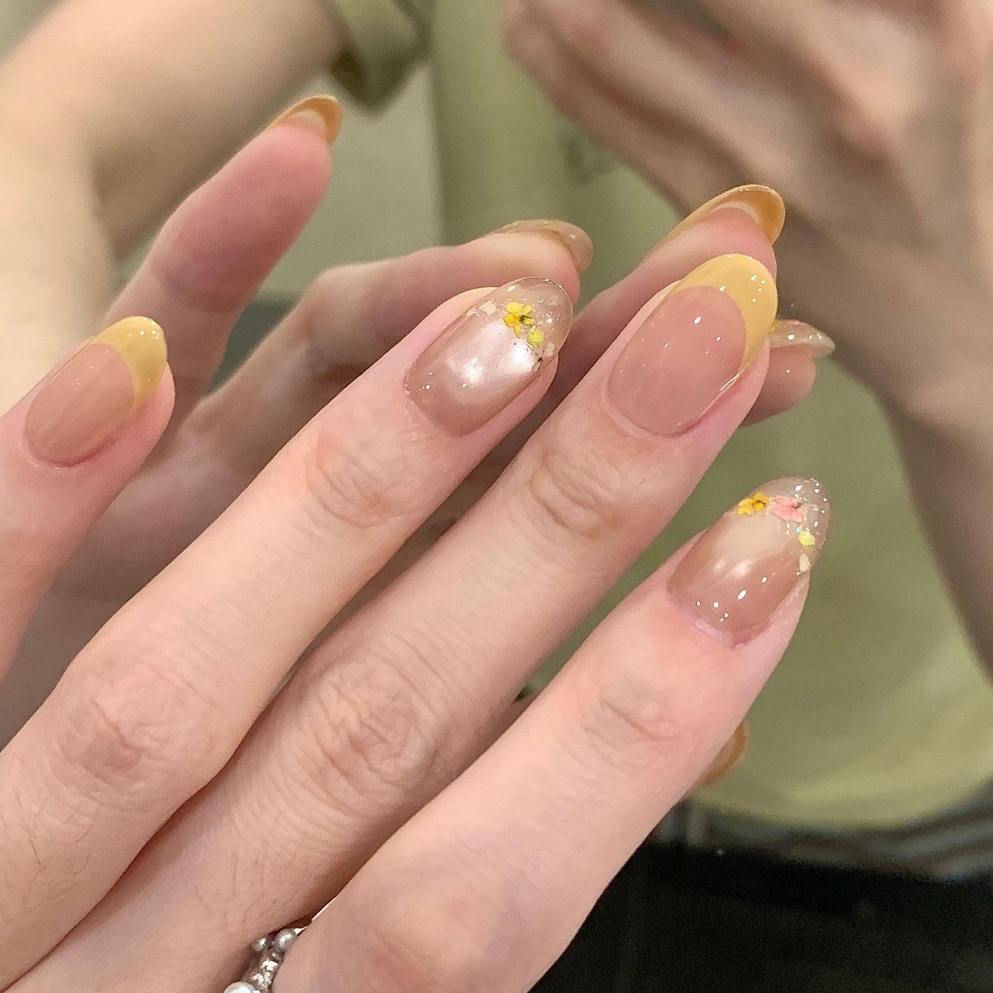 Kunstnägel mit Elegantem Blumendesign Brehn