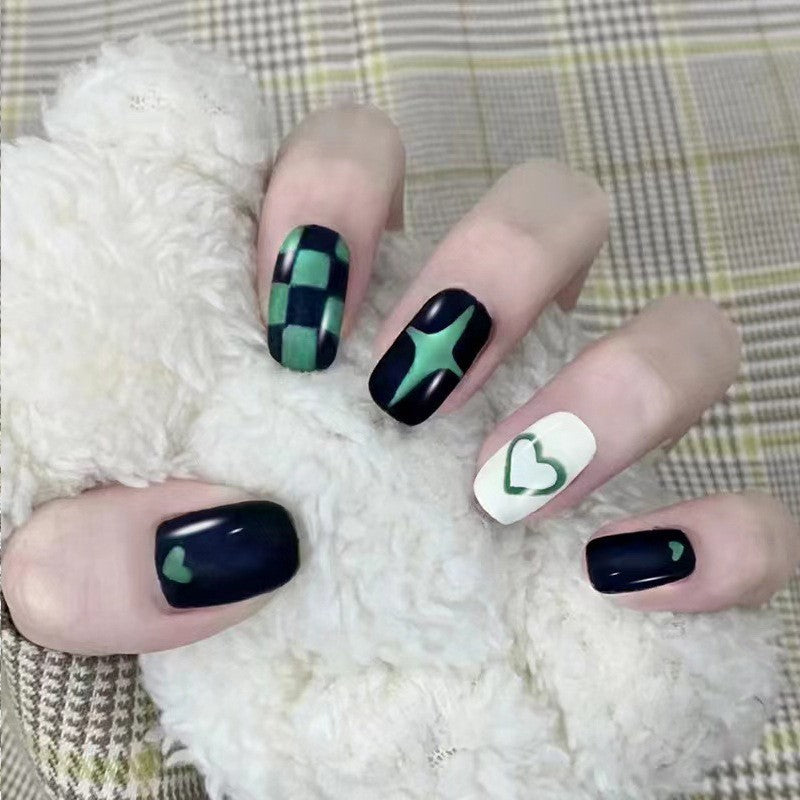 Kreatives Kunstnagelset mit geometrischen Mustern Brehn