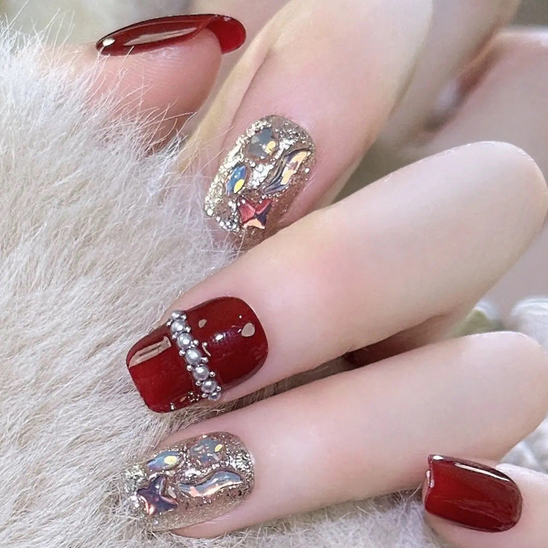Glamouröses Kunstnagelset mit funkelnden 3D-Applikationen und edlen Verzierungen Brehn