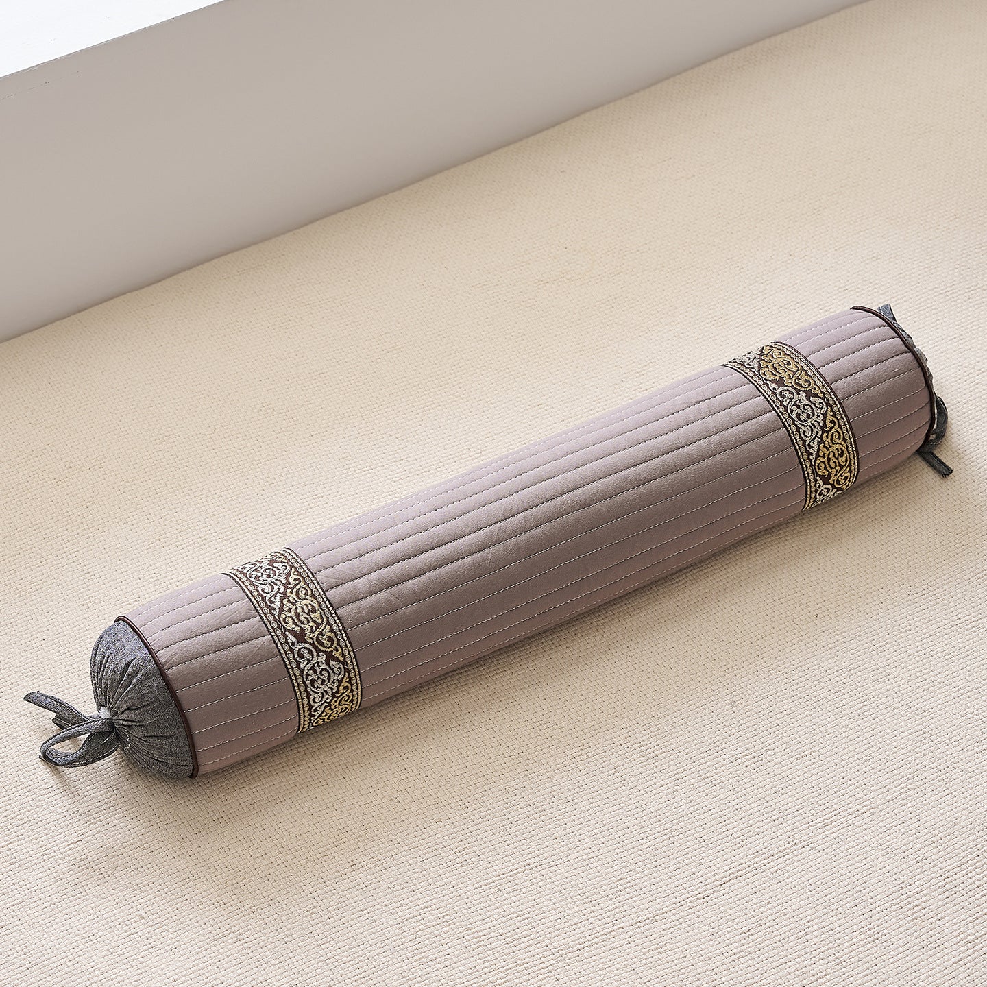 Meditationsrolle mit Dekorativem Design Brehn