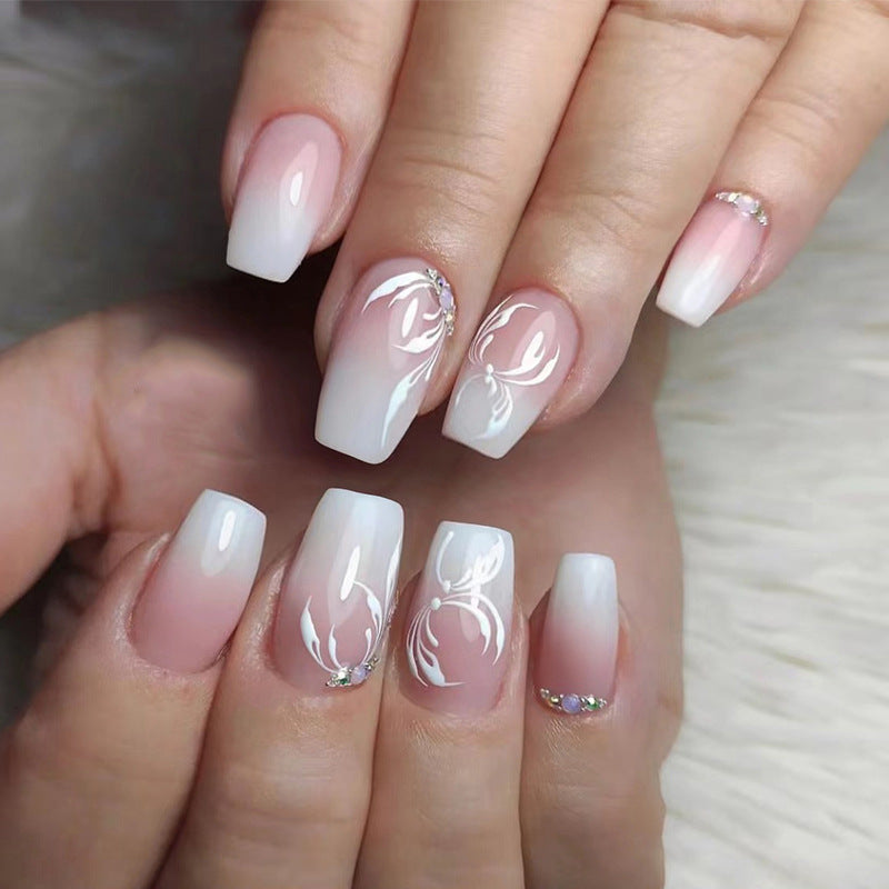 Kunstvolle Nagelverlängerungen mit elegantem Ombre-Design Brehn