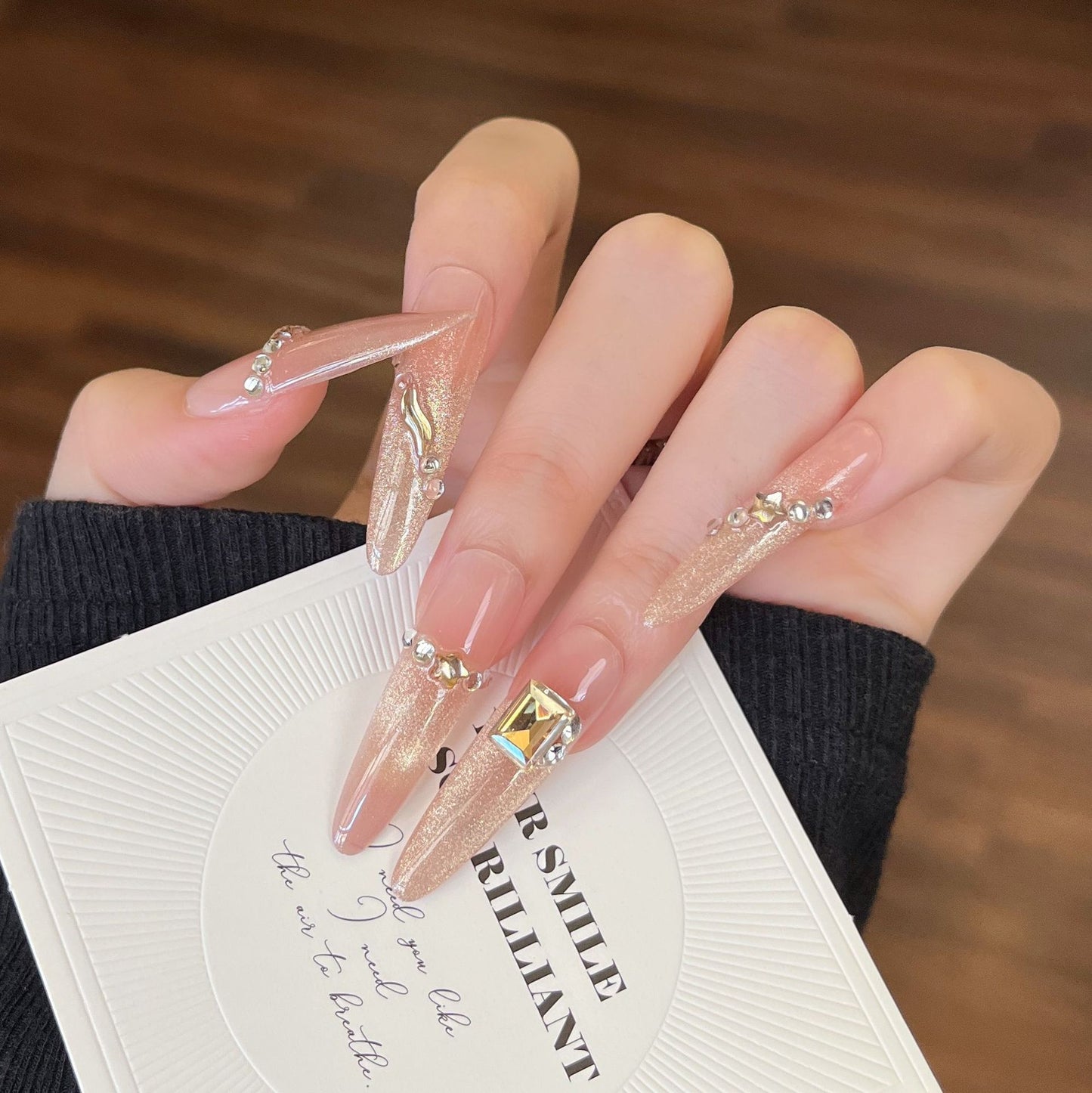 Künstlerische Stiletto Press-On Nagelkunst mit schimmernden Akzenten Brehn