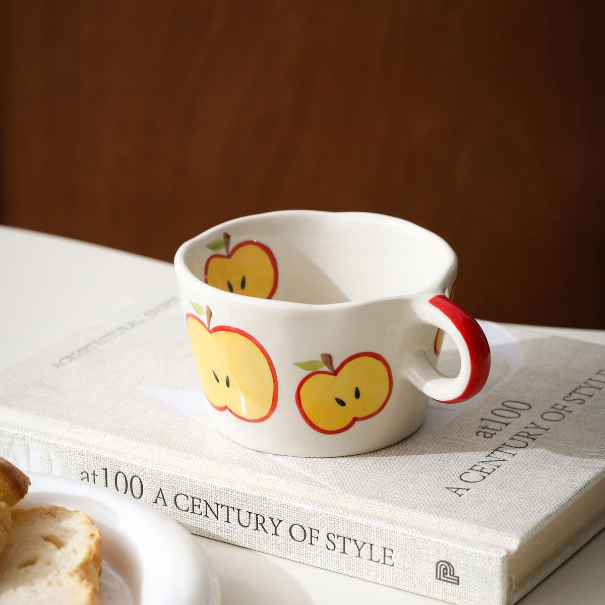 Keramikbecher mit handbemalter Bananen-Illustration und rundem Griff