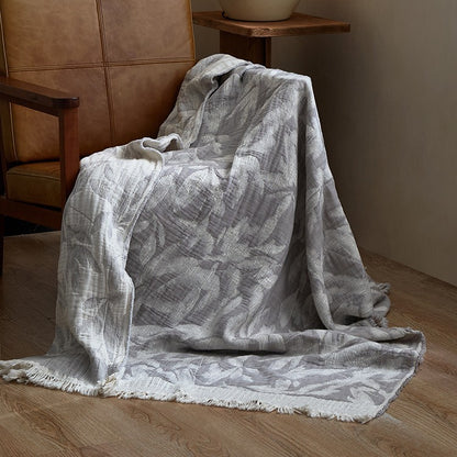 Große kuschelige Wohndecke aus Baumwollmischgewebe mit geometrischem Jacquardmuster und Fransensaum