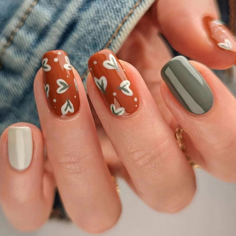 Künstlerisches Herzdesign Press-On Nagelspitzen Brehn