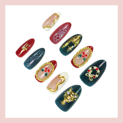 Kunstnagelset mit eleganten Weihnachtsmotiven und luxuriösen Verzierungen Brehn