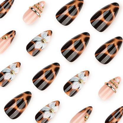 Kunstvolle Stiletto-Nägel mit Blumen- und Leopardendesign Brehn