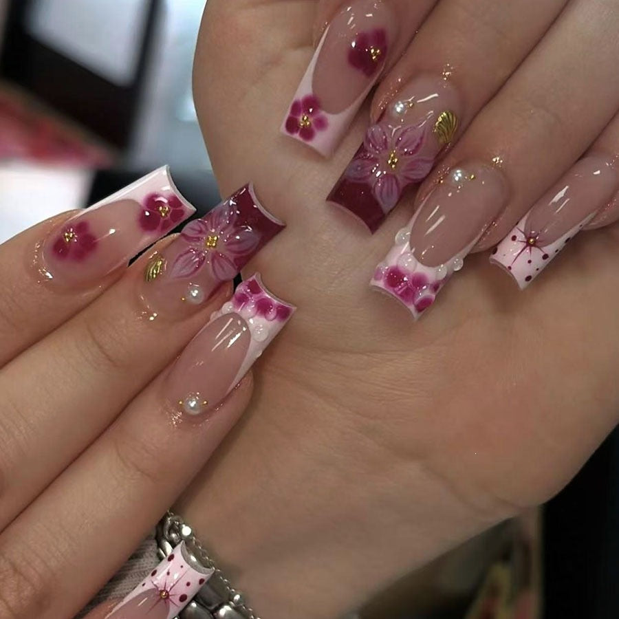 Kunstnagelset mit floralen 3D-Details und Glitzerakzenten Brehn