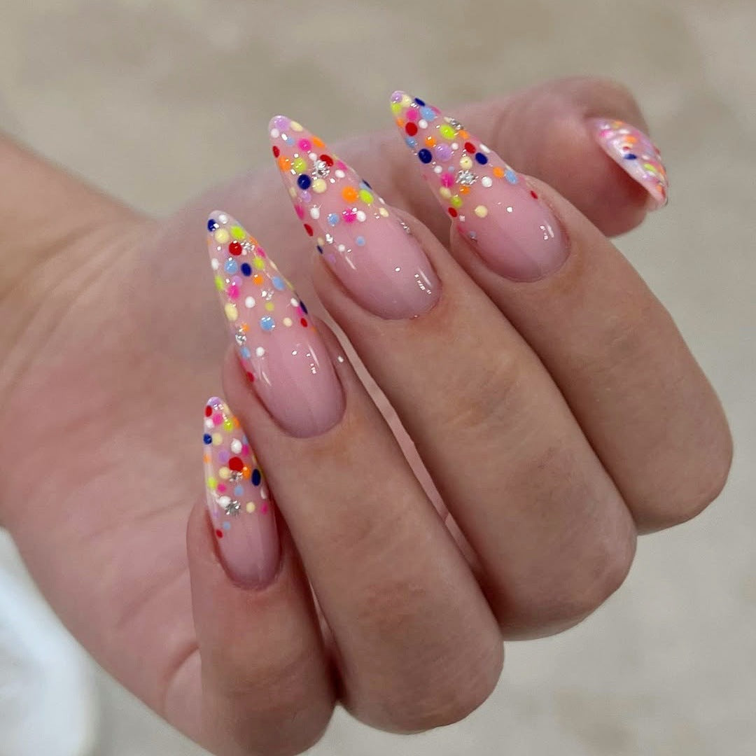 Kunstnagelset mit bunten Glitzerpunkten und eleganten Spitzen Brehn