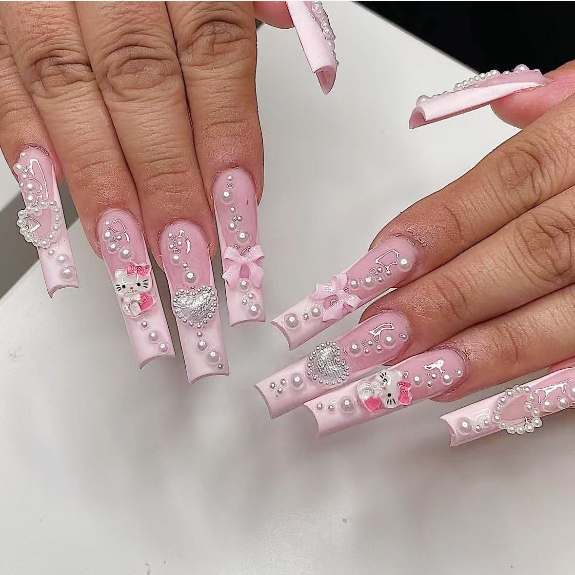 Kunstnagelset mit verspielten 3D-Pflege- und Perlenverzierungen Brehn