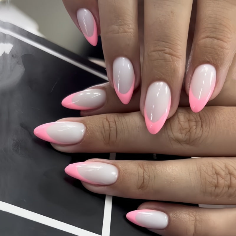 Stilvolle mandelförmige Press-On Nagelset mit schicken pinken Spitzen Brehn