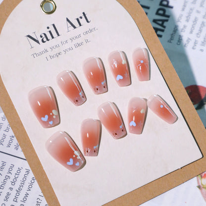 Kunstvolle Nagelkunst mit verspielten Akzenten Brehn