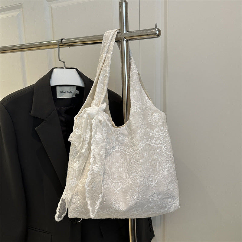 Elegante Schultertasche mit Spitzenbesatz Brehn
