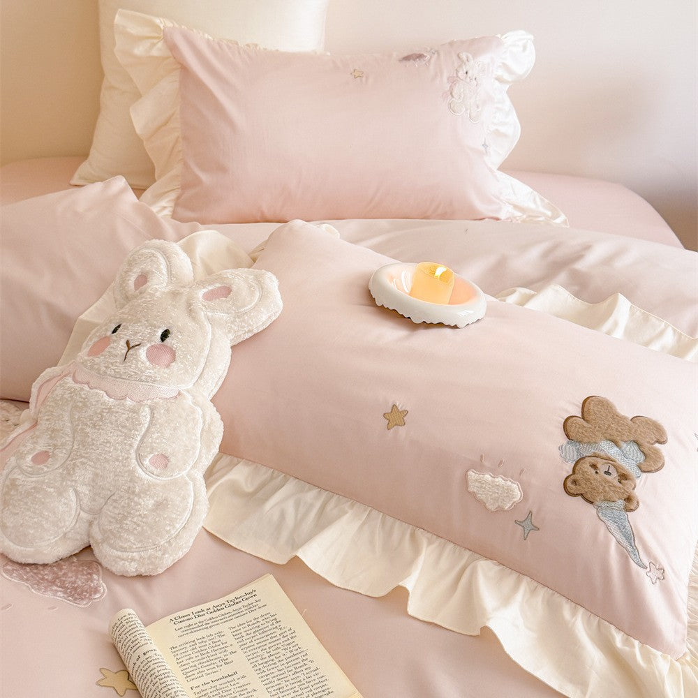 Romantische Rüschen-Bettwäschegarnitur mit bestickten Teddybär- und Wolkenapplikationen