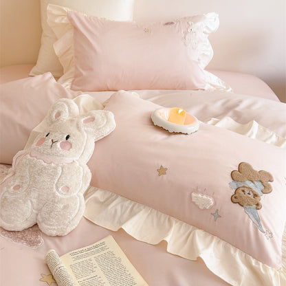 Romantische Rüschen-Bettwäschegarnitur mit bestickten Teddybär- und Wolkenapplikationen
