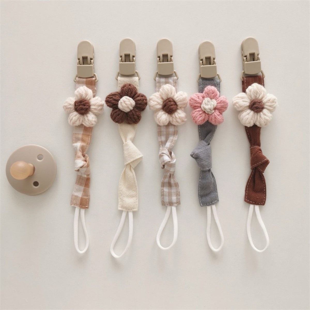 Bio-Baumwolle Schnuller-Leine mit Schnellverschluss-Clip und handgestrickter Blume
