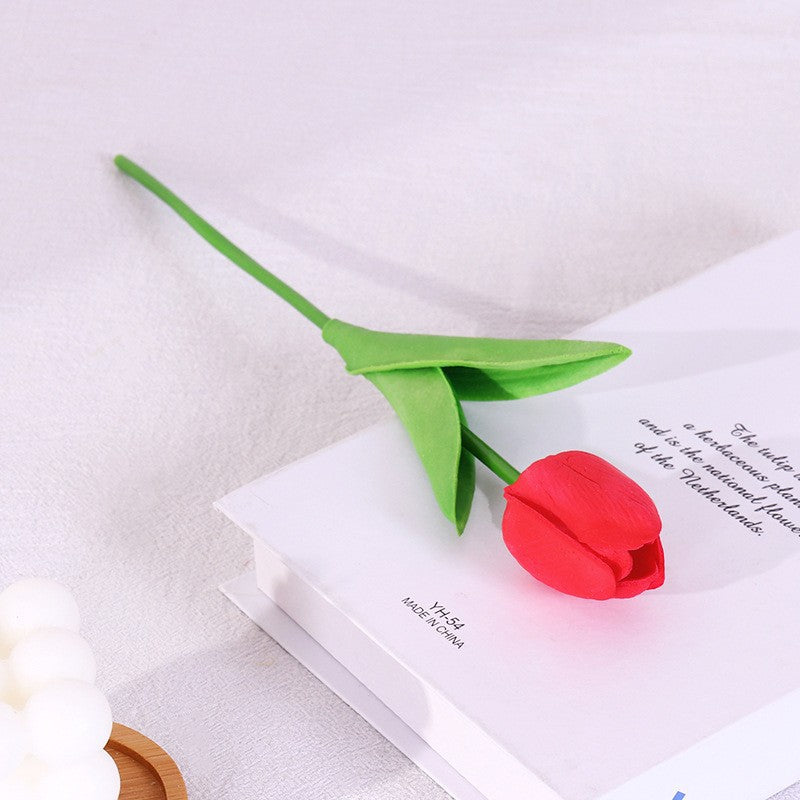 Realistischer Falscher Tulpenstängel