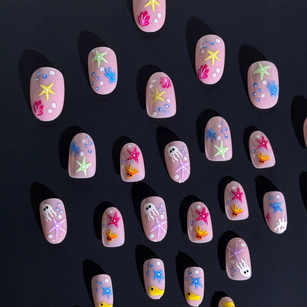 Kunstnagelset mit maritimem Design und bunten 3D-Akzenten Brehn
