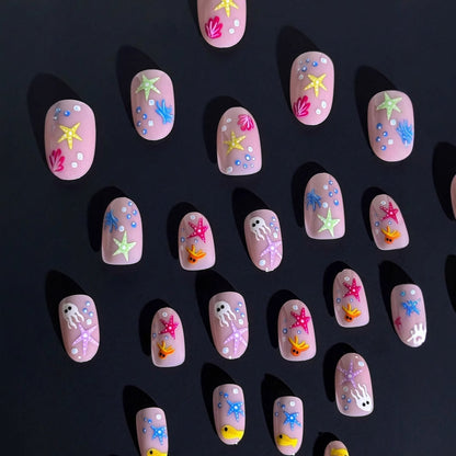 Kunstnagelset mit maritimem Design und bunten 3D-Akzenten Brehn