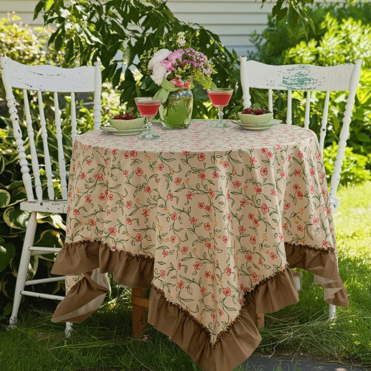 Tischdecke mit floraler Vintage-Print‑Optik und gerafftem Volant Brehn