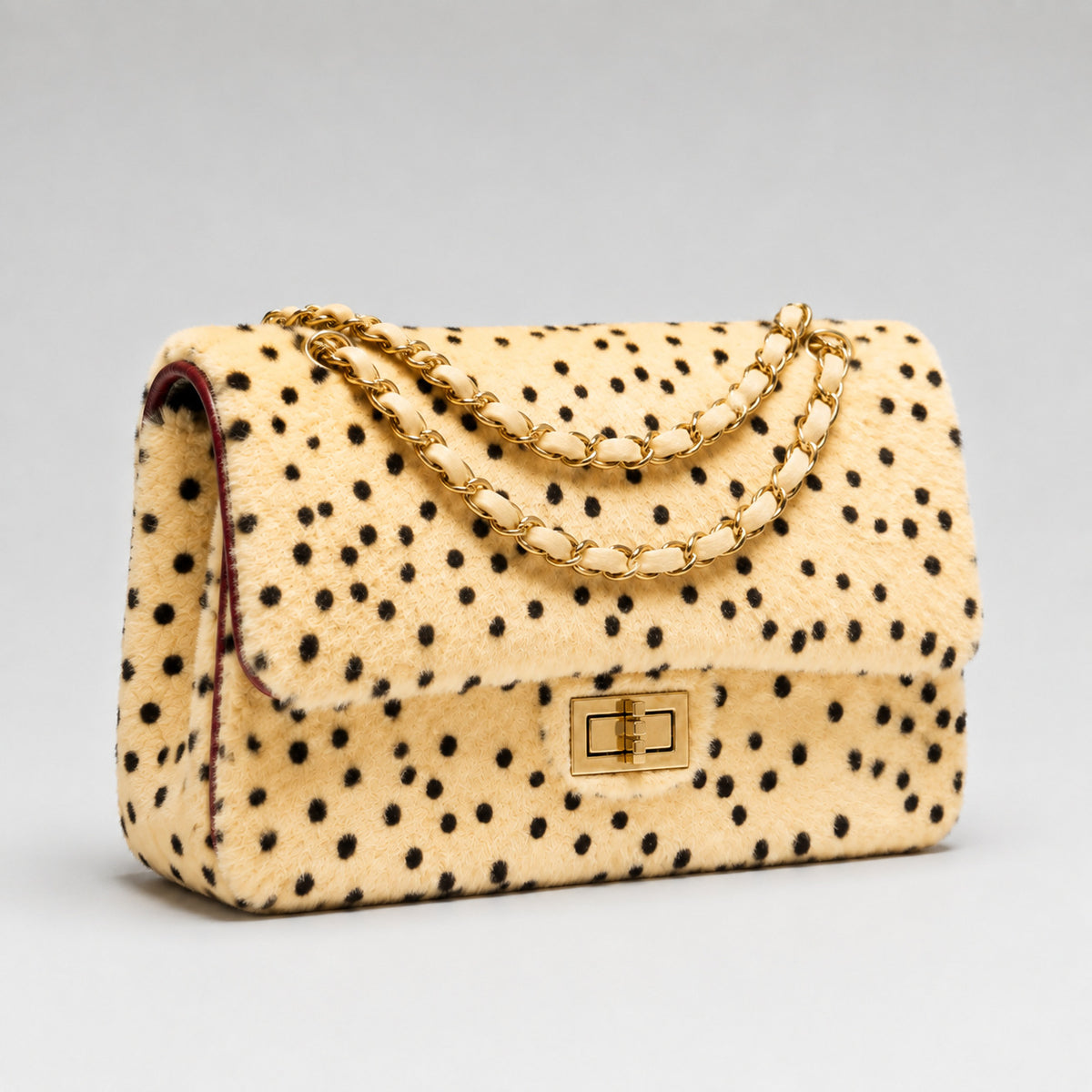 Luxuriöse texturierte Handtasche mit Kettenhenkel