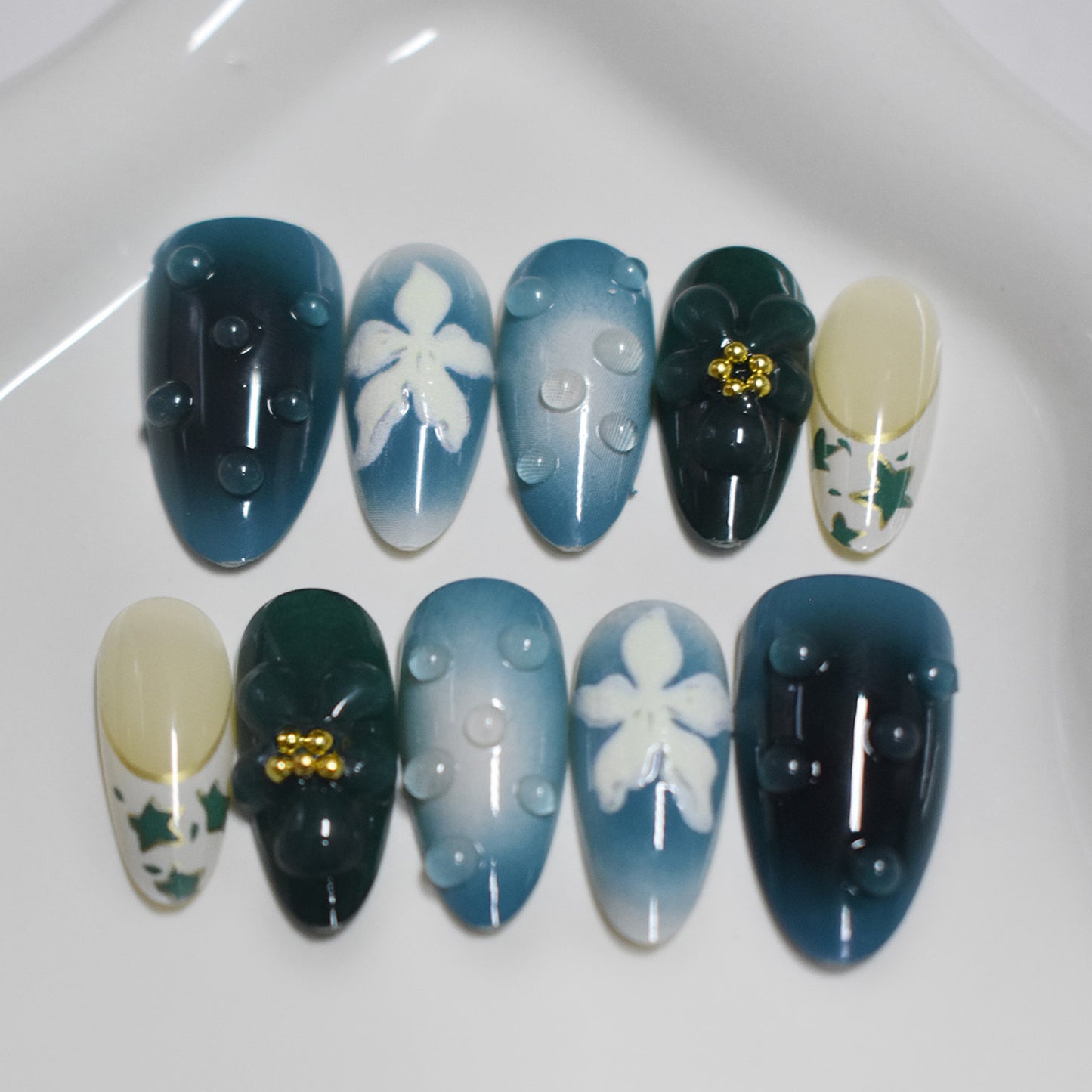 Dekorative Press-On Nagelkunst mit Blümchen-Elementen Brehn