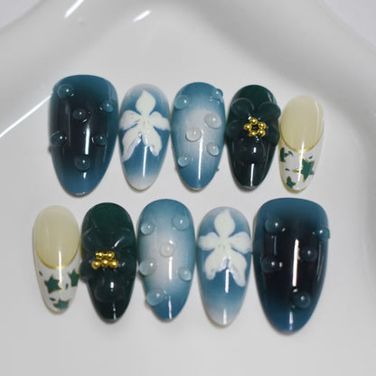 Dekorative Press-On Nagelkunst mit Blümchen-Elementen Brehn