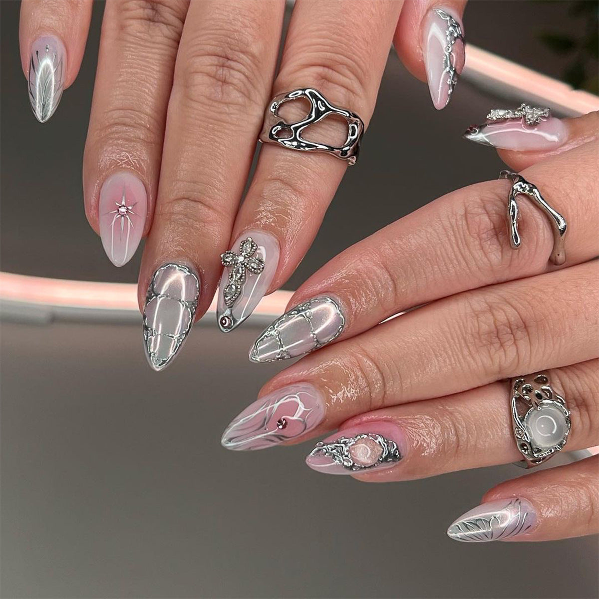 Kunstvolle  Nagelkunst mit edlen Verzierungen Brehn
