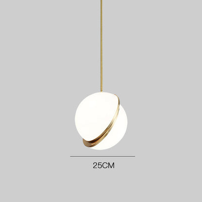 Moderner minimalistischer Pendelleuchte mit eleganten goldenen Akzenten