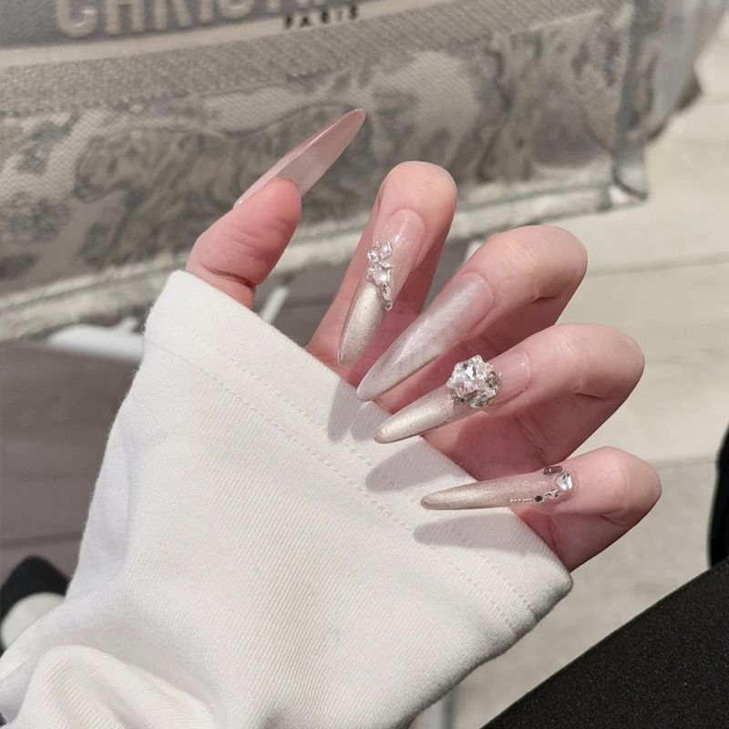 Glamouröse Kunstnagelspitzen mit eleganten Verzierungen Brehn