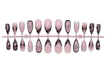 Kunstnagelset mit eleganten Spitzen und trendigen Akzenten Brehn