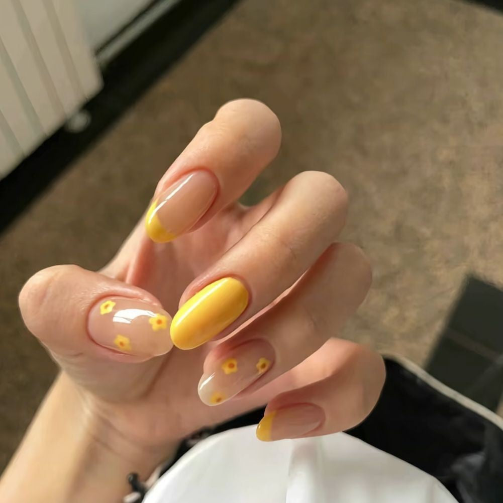 Künstlerische florale Nagelkunstverzierungen