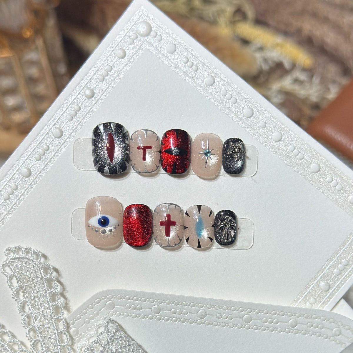 Künstlerisches Press-On Nail Design Set mit einzigartigen symbolischen Akzenten Brehn