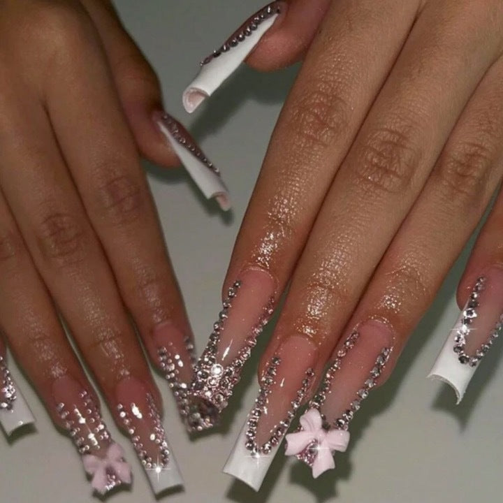 Kunstnägel mit glamourösen Strassverzierungen und floralen Akzenten Brehn