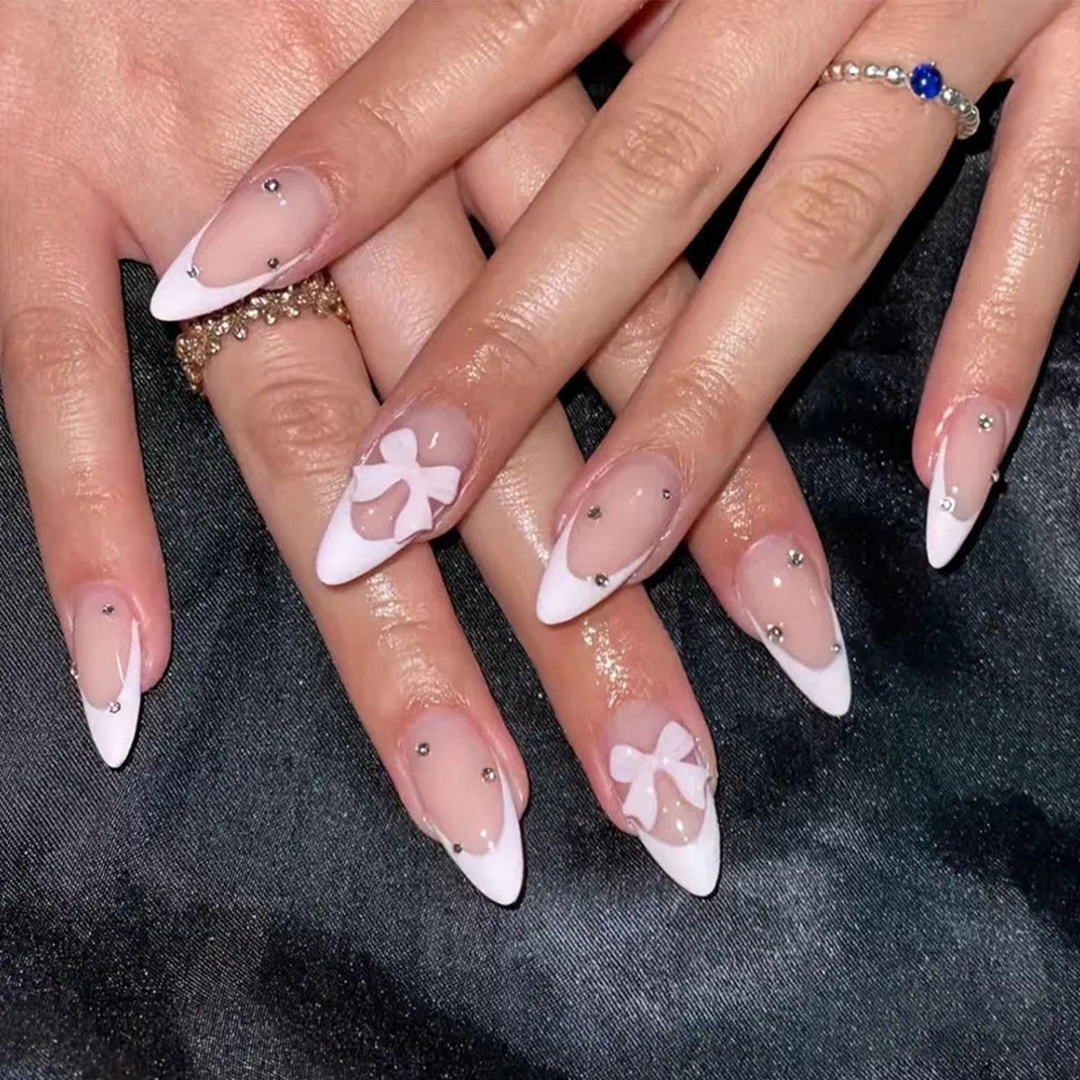 Elegante Stiletto-Nagelkunst mit floralen Designs Brehn