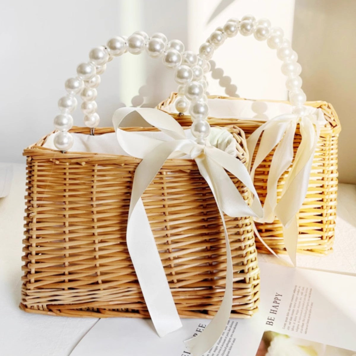 Damen Handtasche aus geflochtenem Material mit eleganten Perlengriffen Brehn