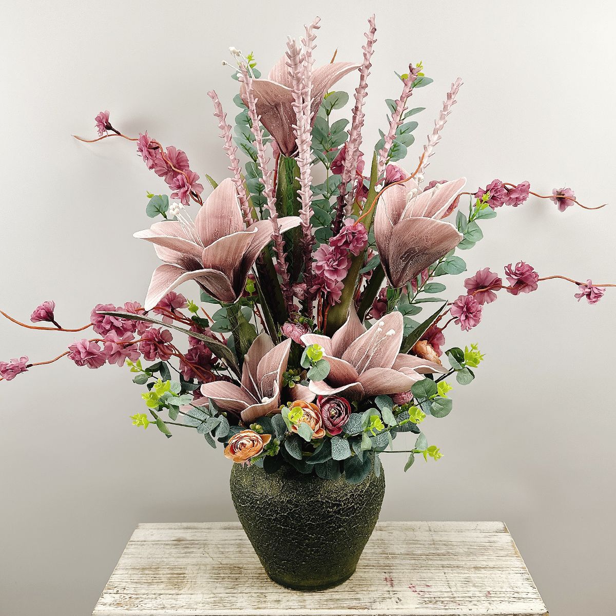 Lebensechte Blumenarrangement in dekorativer Keramikvase