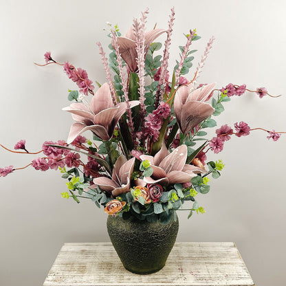 Lebensechte Blumenarrangement in dekorativer Keramikvase