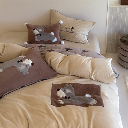 Plüsch-Bettwäsche-Set mit gesticktem Hundemotiv und gestreifter Kuscheldecke